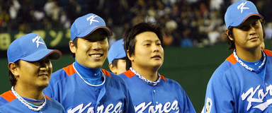 picture of a braided necklace on some Korean baseball players